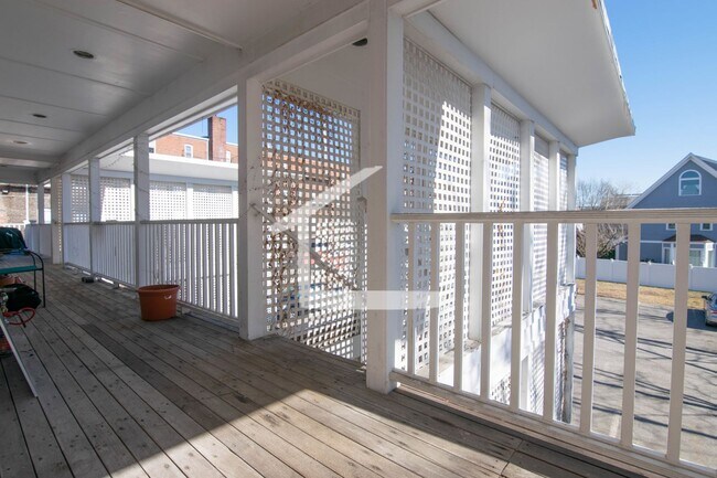 Foto del edificio - 1800 Sq Ft. Pet Friendly Duplex w 2 Parking Spots perfect location!  Secured Basement w Laundry &...