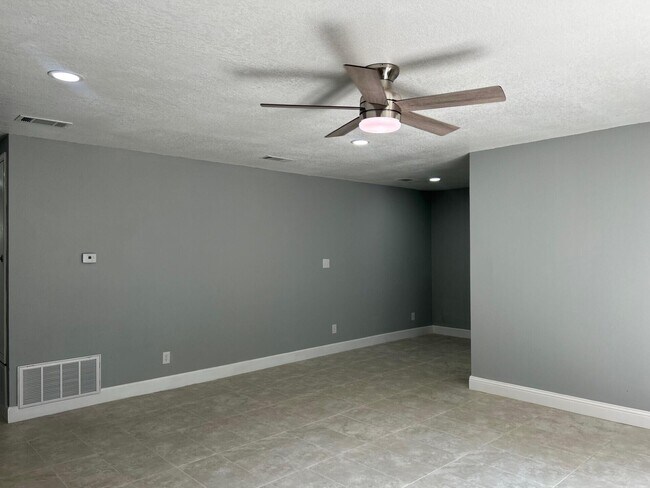 Foto del edificio - 7923 Oak Forest Dr