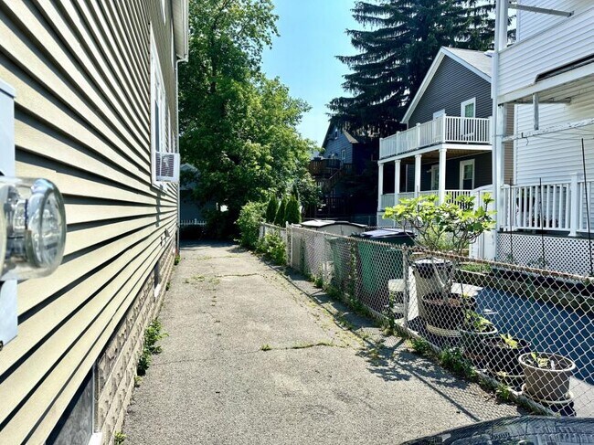 Building Photo - 2 bedroom in Medford MA 02155