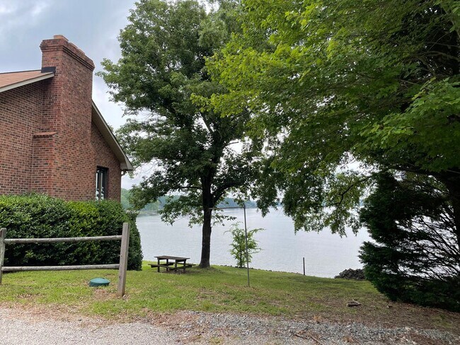 Foto del edificio - Three Bedroom Brick Ranch in Terrell with views of Lake Norman