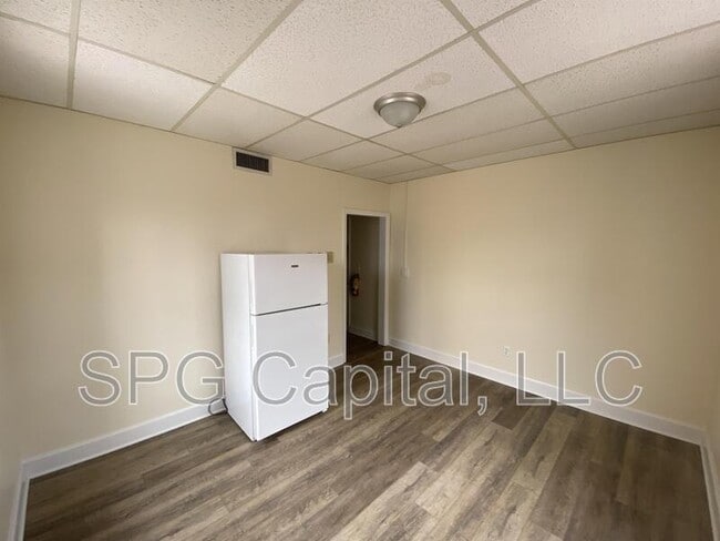 Building Photo - 5 Center Square