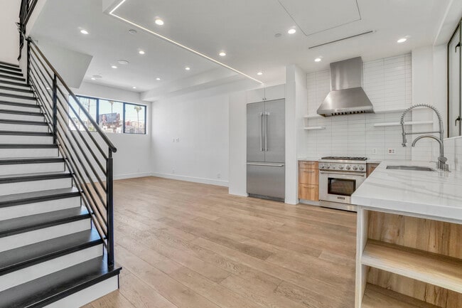 Building Photo - 1447 N Martel Ave