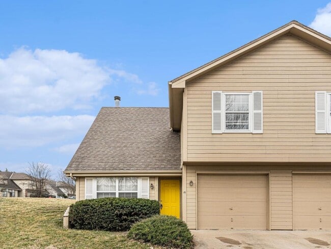 Building Photo - 810 SW Pinebrook Village Ct