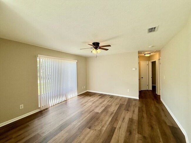 Building Photo - Cute 3/2 Home in Deltona!