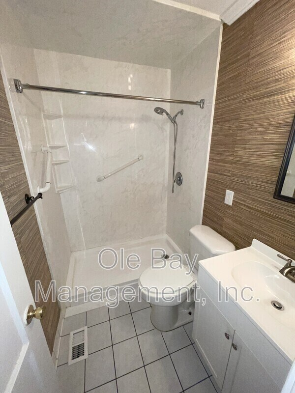 Foto del edificio - 64 Hathaway Rd W