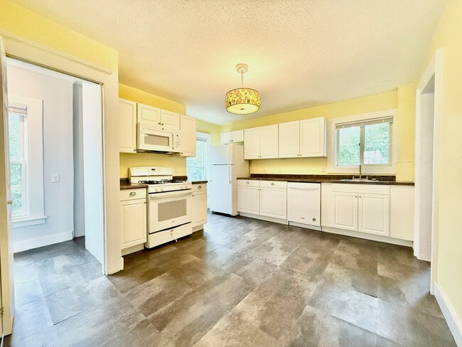 Building Photo - 52 Beers St