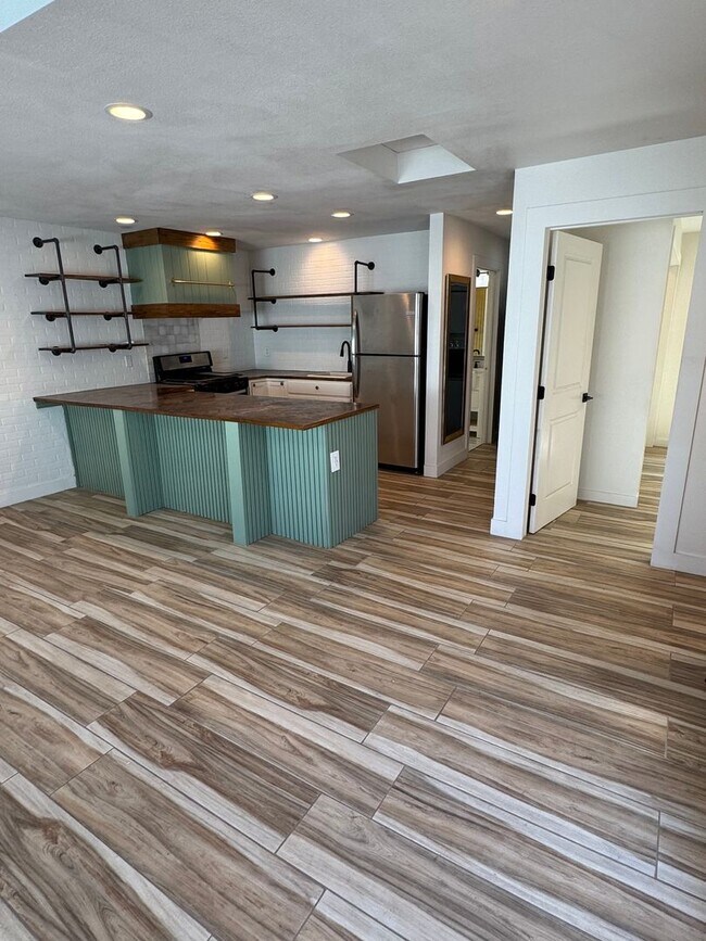 Foto del edificio - Cozy Carson Back House with Skylights & Washer/Dryer