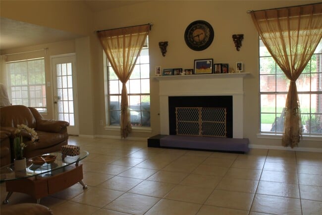 Foto del edificio - 1723 Monvale Ln