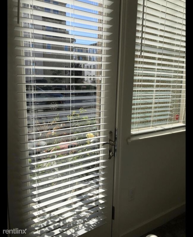 Foto del edificio - 1 br, 1 bath Townhome - Unavailable
