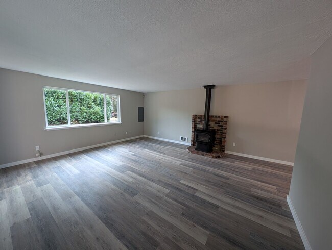 Building Photo - Large, Remodeled 2 Bedroom Duplex Unit on ...