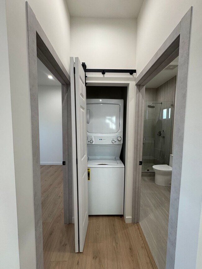 Foto del edificio - Newly Built Attached ADU in Prime Glenoaks Blvd, Burbank