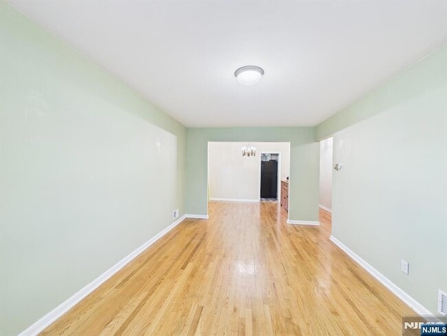 Foto del edificio - 114 Ackerman Ave