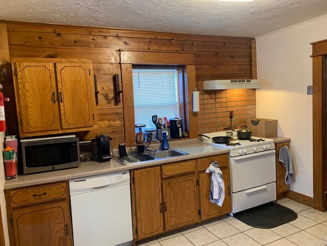 Building Photo - Right by the stadium!! Move in August 2027!! 2 Bed, 1 BA