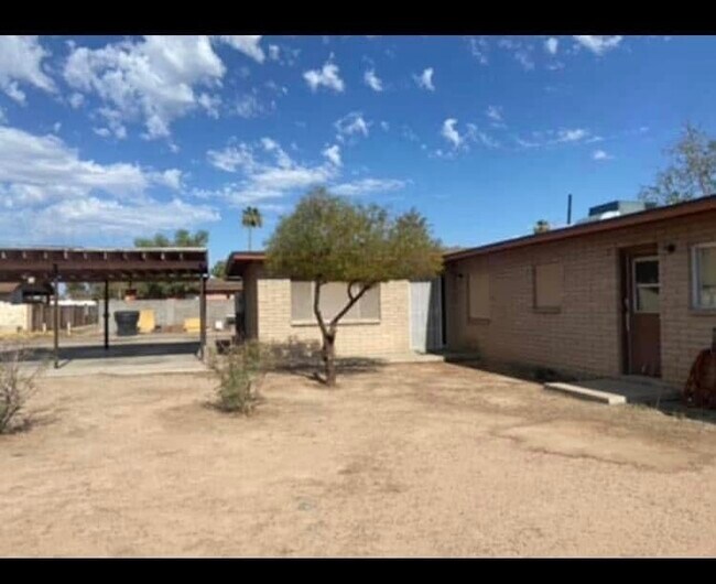 Foto del edificio - 928 N Pueblo Dr