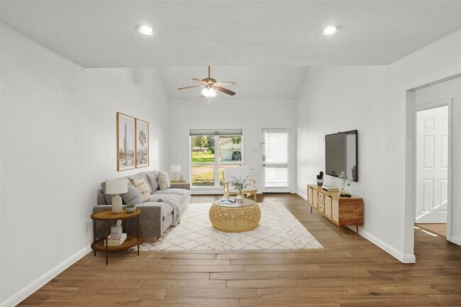 Building Photo - 5131 Saxon Dr