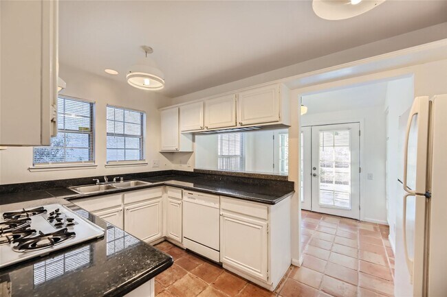 Foto del edificio - Freshly Painted Dual Primary Bedroom Townh...