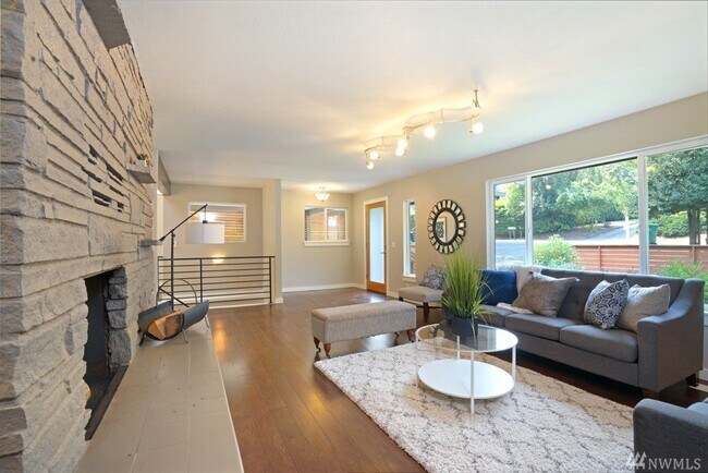 Foto del edificio - Gorgeous 4 Bedroom, 4 Bath +Bonus Room in Richland Heights