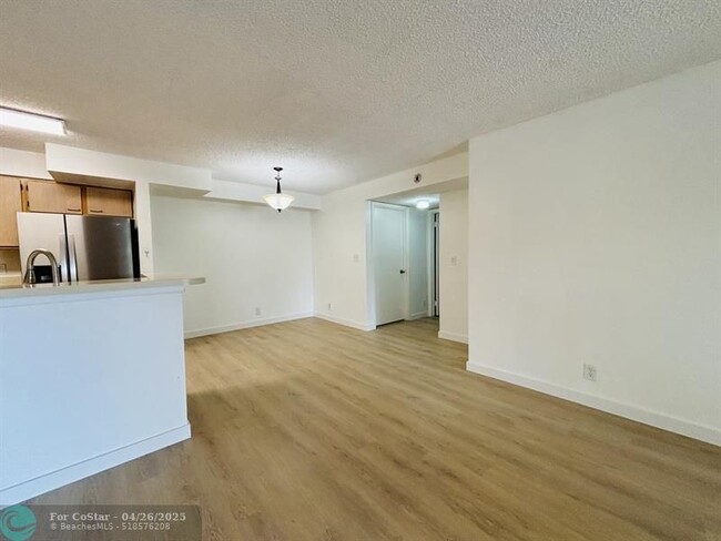 Foto del edificio - 7630 Westwood Dr