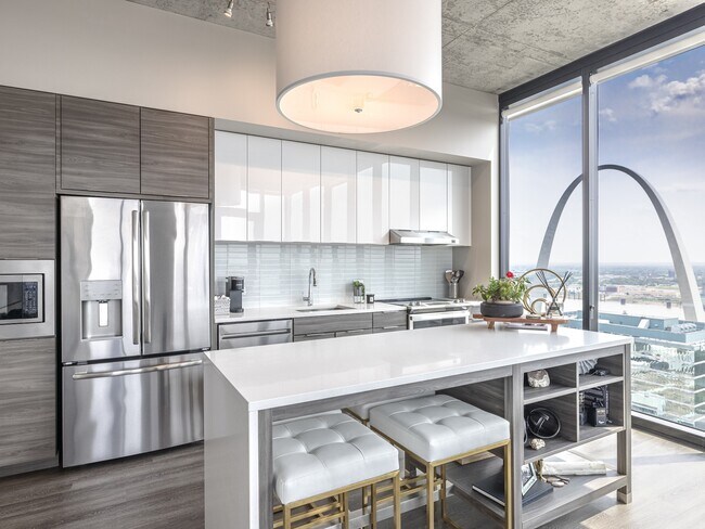 Los apartamentos de lujo One Cardinal Way tienen cocinas gourmet con vistas al Arco de San Luis. - One Cardinal Way