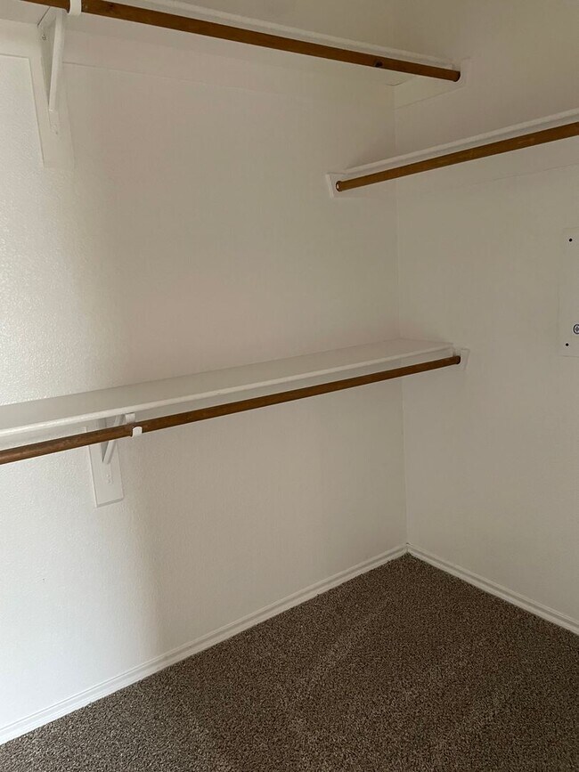Foto del edificio - 2136 Ingrid Ln