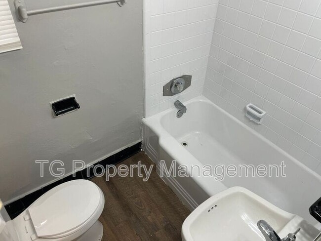 Foto del edificio - 5205 Hollycrest Dr