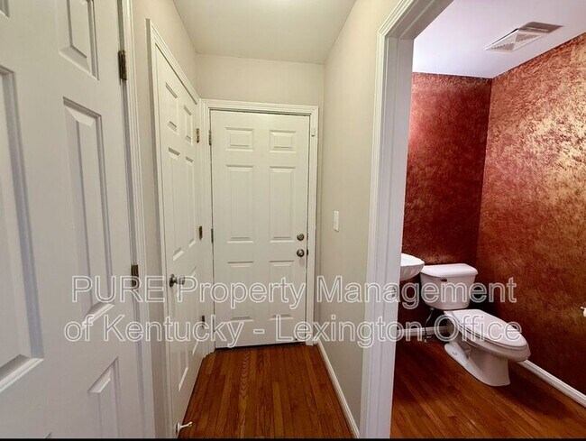 Foto del edificio - 552 Forest Hill Dr