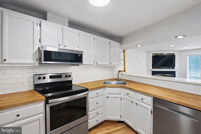 Foto del edificio - 1704 Quietree Dr