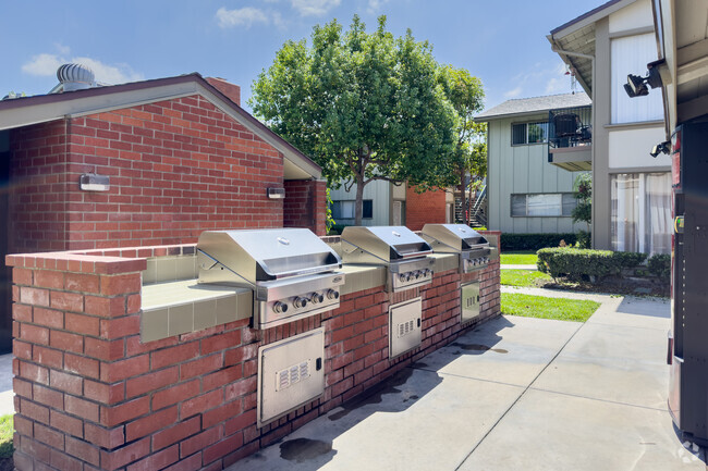 Área de barbacoa/parrillas - Tustin Village Apartments