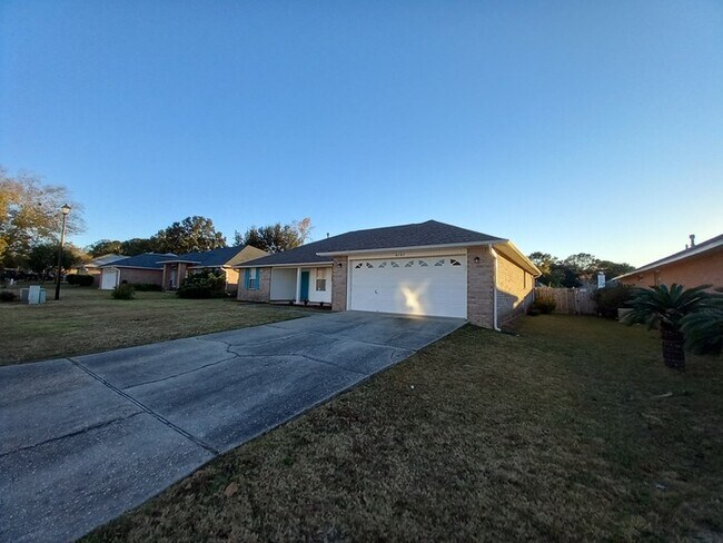 Foto del edificio - Large 3/2 Family Home that is Conveniently located off Blue Angel PKWY