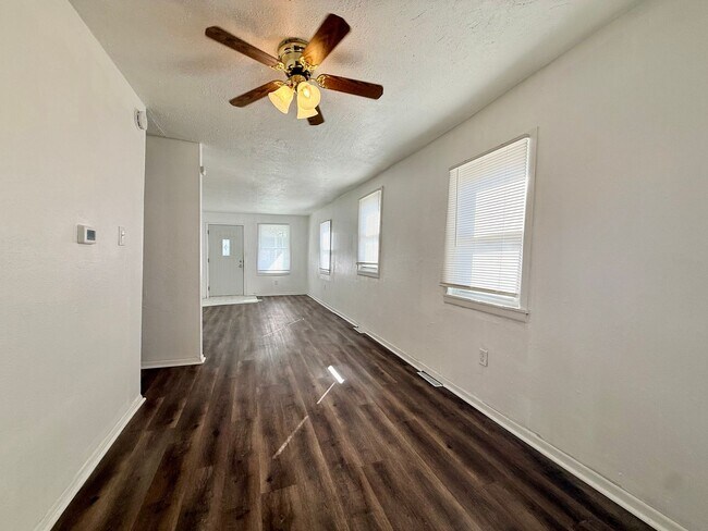 Foto del edificio - Freshly Updated 2 Bed Home with Extra Storage