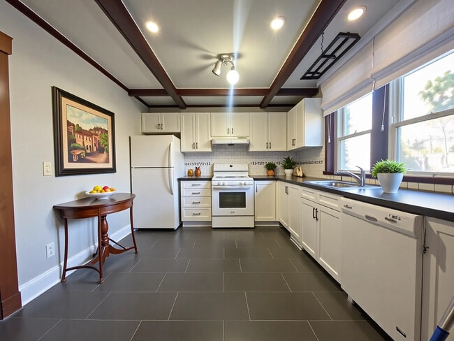 Building Photo - Stunning Garden Terrace Suite