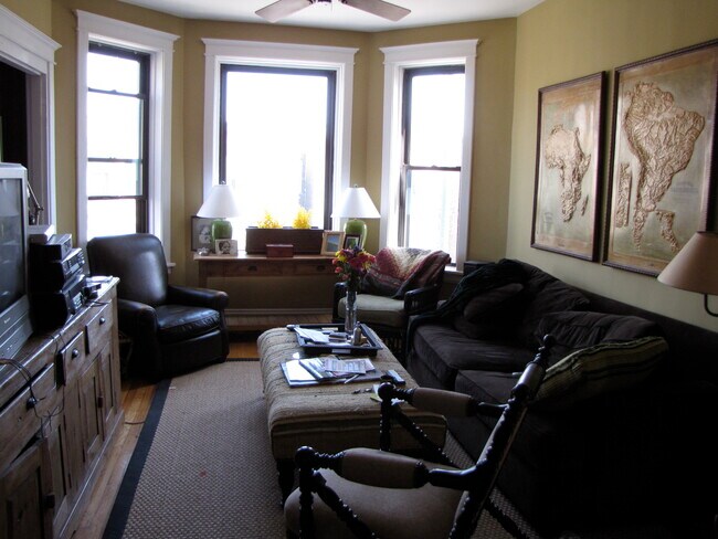 Foto del edificio - 2442 N California Ave