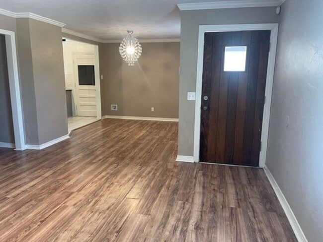 Building Photo - 3-bedroom in the Village - Updated