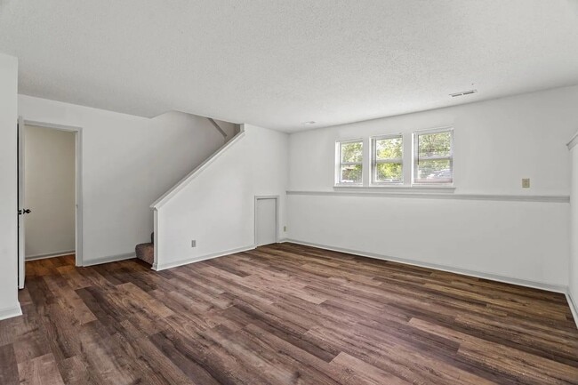 Building Photo - 1304 Essex Ct