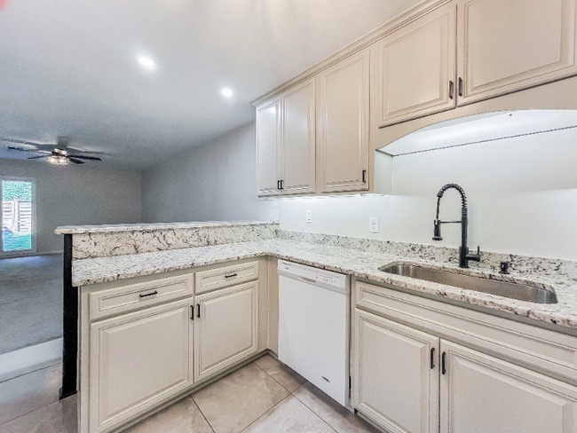 Photo - 1008 Holland Dr Townhome