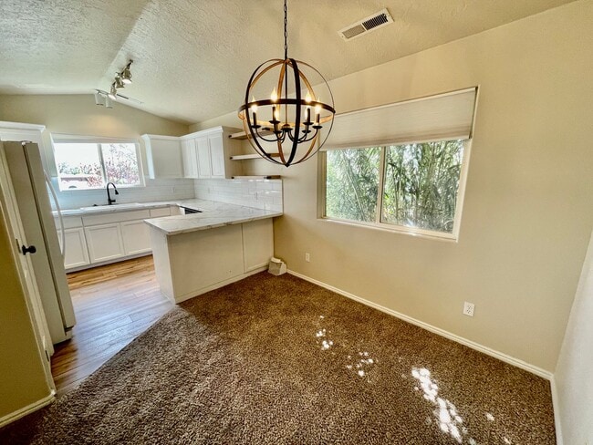 Building Photo - Pet-Friendly Townhome Close to Everything!