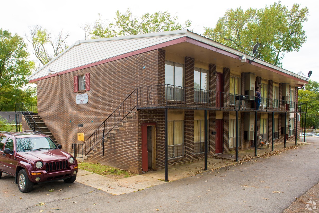 Primary Photo - Twin Oaks Apartment