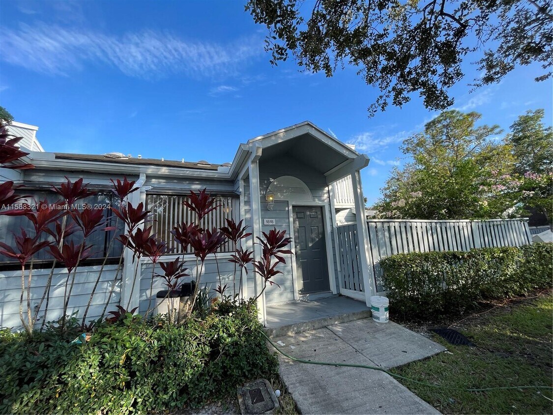 Primary Photo - 1818 Racquet Ct