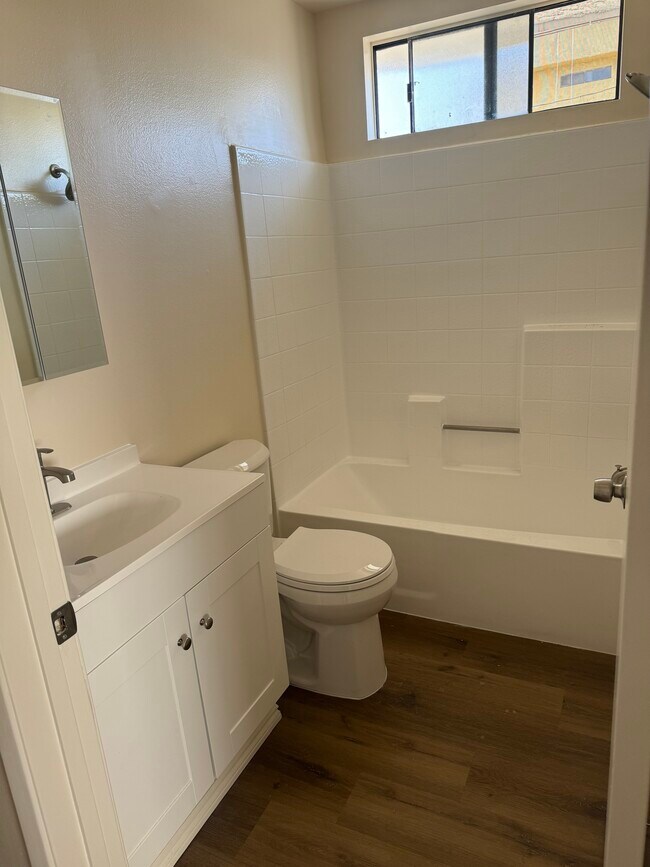 Baño principal, tocador nuevo, accesorios de acero inoxidable. - 12500 Fonthill Ave
