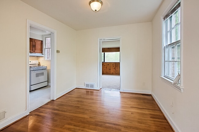 Foto del edificio - Blocks to Crystal City Metro and just minutes to Washington, D.C. via the 14th Street Bridge