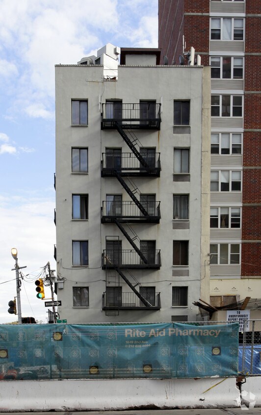 Building Photo - 300 E 96th St