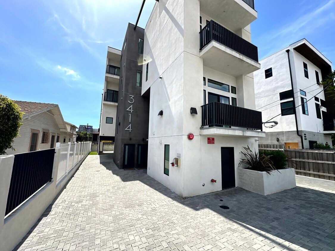 Primary Photo - Beautiful Modern Luxury 4 Story Townhome -...