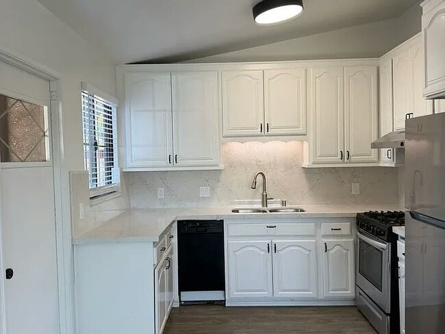 Foto del edificio - 2124 Hemlock Ave