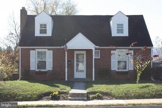 Building Photo - 423 Happy Creek Rd