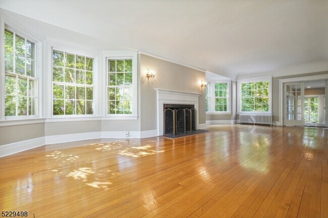 Foto del edificio - 228 Raymond Ave