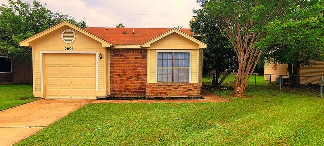 Building Photo - 2604 Woodlands Dr