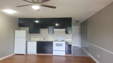 Building Photo - 4423 Bonnell Dr