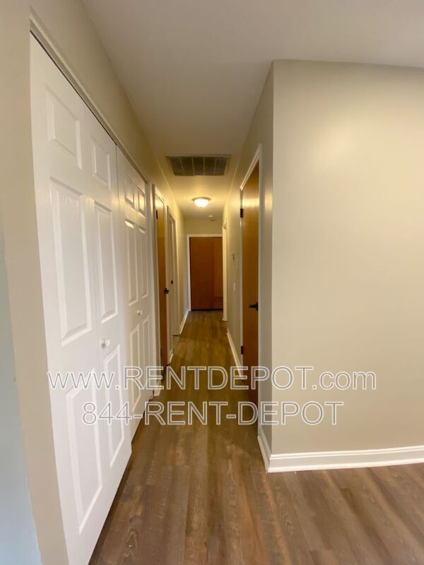 Building Photo - 2806 Ridgewood Dr