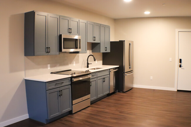 1BR, 1BA - 587SF - Kitchen - Station on Main