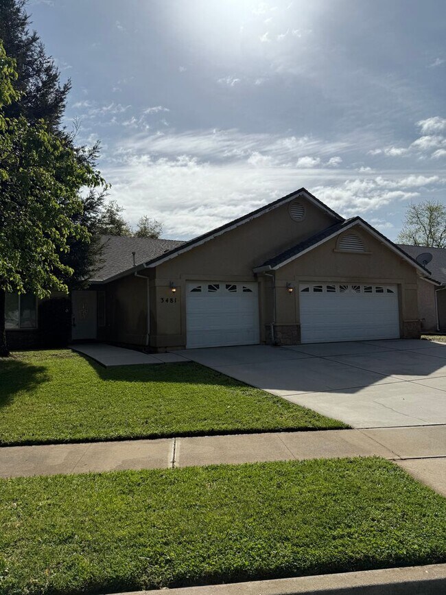 Building Photo - 4 bedroom, 2 bathroom home in Great Neighborhood!
